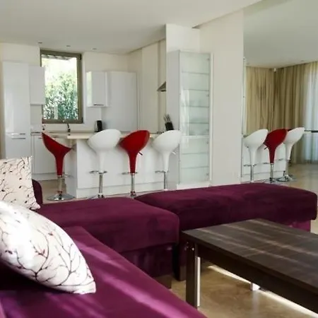 Geris Sleeps 6 With Pool And Air Con Βίλα *