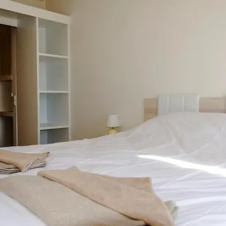 Geris Sleeps 6 With Pool And Air Con *