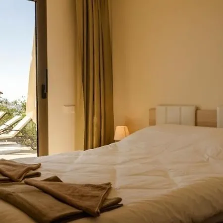 Geris Sleeps 6 With Pool And Air Con Βίλα Giris